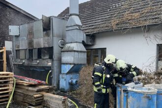 Feuerwehreinsatz in Dinslaken: Feuer in Schreinerei – Angestellte versuchen es mit Feuerlöschern