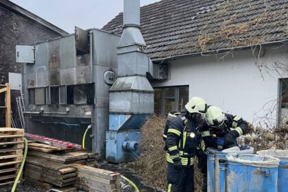Feuerwehreinsatz in Dinslaken: Feuer in Schreinerei – Angestellte versuchen es mit Feuerlöschern