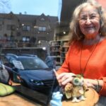 Guck‘ mal, wer da sitzt: Bekannte Krimiautorin schreibt in Voerder Schaufenster