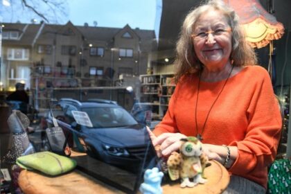 Guck‘ mal, wer da sitzt: Bekannte Krimiautorin schreibt in Voerder Schaufenster