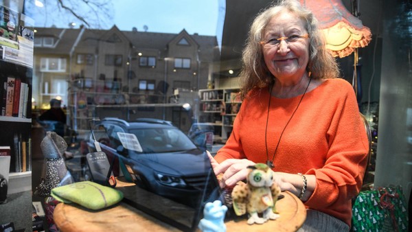 Guck‘ mal, wer da sitzt: Bekannte Krimiautorin schreibt in Voerder Schaufenster