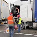 KAB-Aktion „Nikolaus im Fahrerhaus“: Stutenkerle und Schokolade – Brummifahrer reagieren überrascht