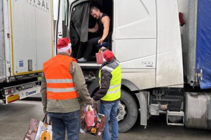 KAB-Aktion „Nikolaus im Fahrerhaus“: Stutenkerle und Schokolade – Brummifahrer reagieren überrascht