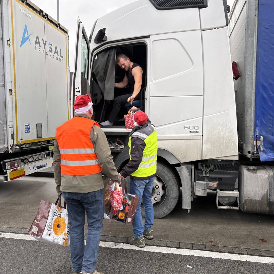 KAB-Aktion „Nikolaus im Fahrerhaus“: Stutenkerle und Schokolade – Brummifahrer reagieren überrascht