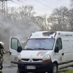 Kleinbus in Hünxe brennt: Feuerwehr löscht Feuer