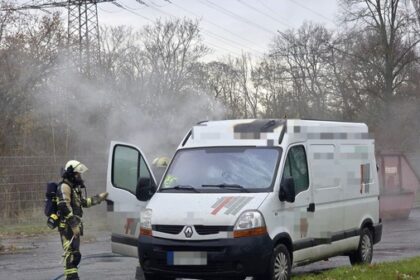 Kleinbus in Hünxe brennt: Feuerwehr löscht Feuer