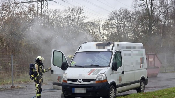 Kleinbus in Hünxe brennt: Feuerwehr löscht Feuer