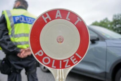 Mit Vollgas überholt: Polizei Wesel zieht rücksichtslosen Raser aus dem Verkehr