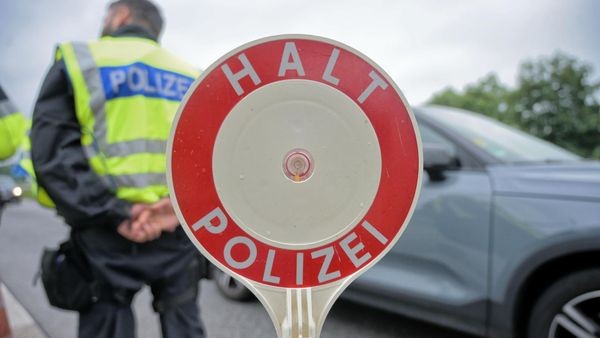 Mit Vollgas überholt: Polizei Wesel zieht rücksichtslosen Raser aus dem Verkehr