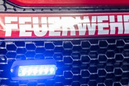 Person stürzt nachts in Bach - Feuerwehr Hünxe alarmiert