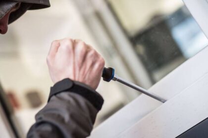 Polizei Dinslaken sucht Zeugen: Einbrecher schlagen an einem Tag vier Mal zu