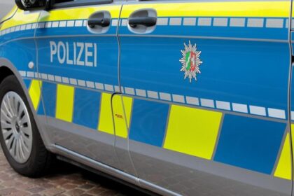 Schwerer Unfall in Hünxe: Autofahrerin (66) aus Raesfeld überschlägt sich