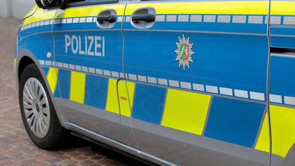Schwerer Unfall in Hünxe: Autofahrerin (66) aus Raesfeld überschlägt sich