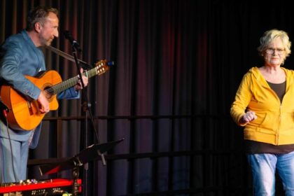 Skurrile Weihnachtsfeier in Dinslaken mit Ruhrpottcharme: „Wir schenken uns nix“