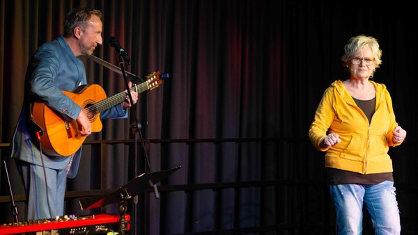 Skurrile Weihnachtsfeier in Dinslaken mit Ruhrpottcharme: „Wir schenken uns nix“