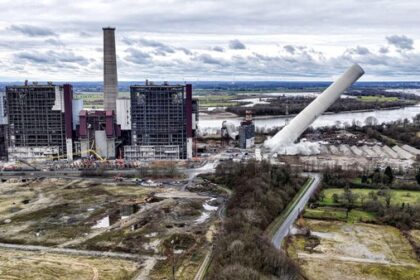 Spektakuläre Kamin-Sprengung am Kraftwerk Voerde: Das sind die besten Bilder