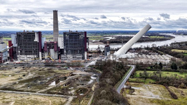 Spektakuläre Kamin-Sprengung am Kraftwerk Voerde: Das sind die besten Bilder