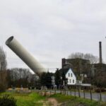 Spektakuläre Kamin-Sprengung in Voerde: 185-Meter-Koloss in Schutt und Asche