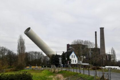 Spektakuläre Kamin-Sprengung in Voerde: 185-Meter-Koloss in Schutt und Asche