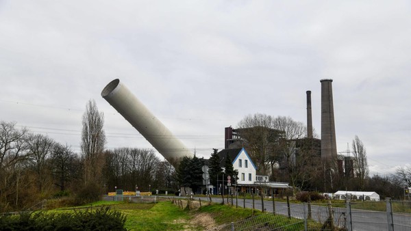 Spektakuläre Kamin-Sprengung in Voerde: 185-Meter-Koloss in Schutt und Asche
