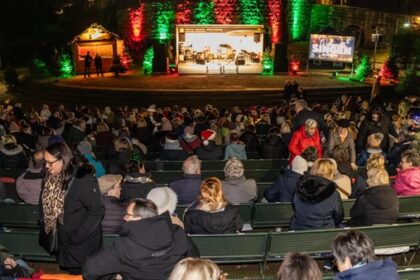 Über 60 tolle Fotos vom Weihnachtssingen im Dinslakener Burgtheater