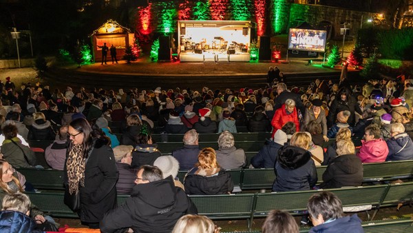 Über 60 tolle Fotos vom Weihnachtssingen im Dinslakener Burgtheater