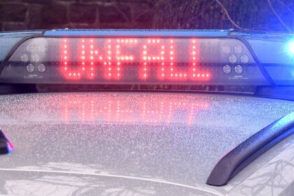 Unfall in Voerde: Wer hat den gold-bronzenen Mercedes gesehen?