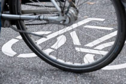 Unfallflucht in Dinslaken: Radfahrer touchiert und verletzt Mädchen (10) auf Fahrrad