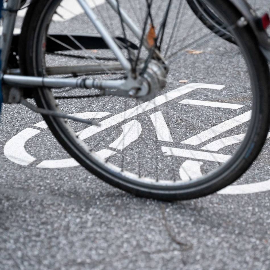 Unfallflucht in Dinslaken: Radfahrer touchiert und verletzt Mädchen (10) auf Fahrrad