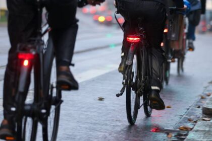 Unfallflucht in Voerde: Radfahrer bringt Radfahrerin zu Fall – und radelt weiter