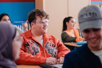 Urkomisch und erfolgreich: Dinslakener spielt in TV-Sitcom „Almania“