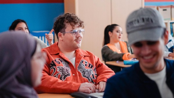 Urkomisch und erfolgreich: Dinslakener spielt in TV-Sitcom „Almania“