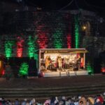 Weihnachtliches Lichtermeer beim Weihnachtssingen im Dinslakener Burgtheater