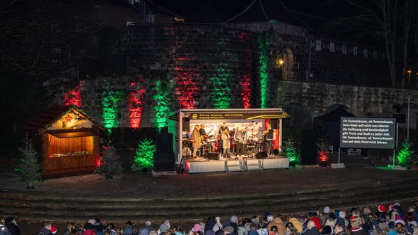 Weihnachtliches Lichtermeer beim Weihnachtssingen im Dinslakener Burgtheater