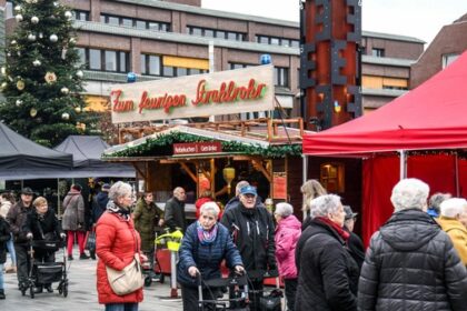 Weihnachtsmarkt auf dem Rathausplatz in Voerde: Das sagen Besucher und Händler