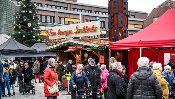 Weihnachtsmarkt auf dem Rathausplatz in Voerde: Das sagen Besucher und Händler