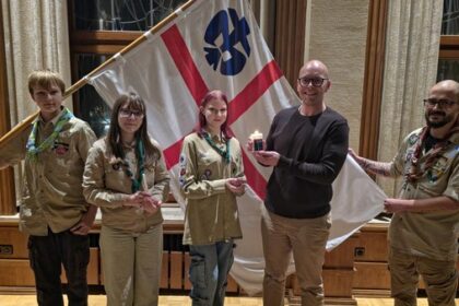 Wichtiges Symbol überreicht – Pfadfinder besuchen den Bürgermeister