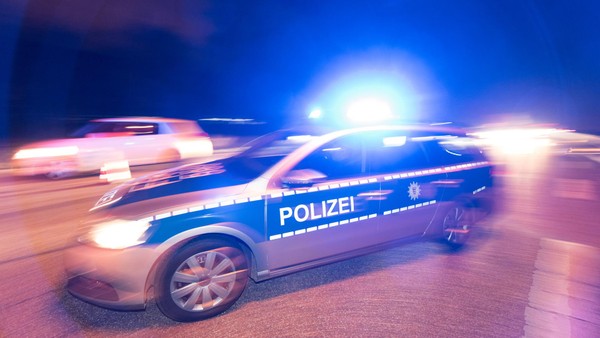 Zu schnell, kein Führerschein: Mann (20) flieht vor Dinslakener Polizei