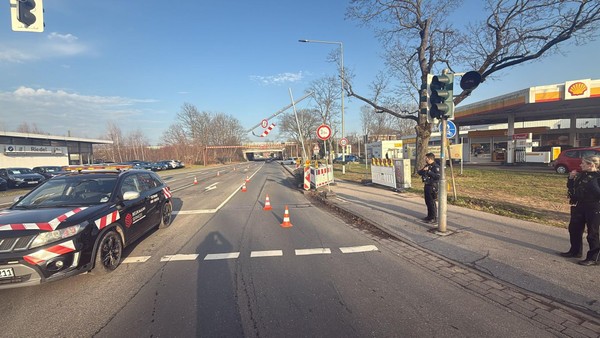 B8 in Dinslaken wieder gesperrt - und die Arbeiter werden ausgelacht
