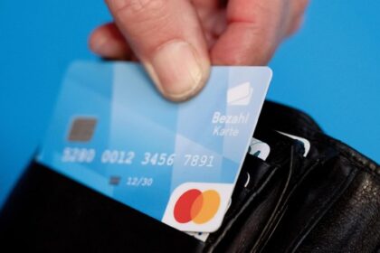 Bezahlkarte: Dinslakener Flüchtlingsrat kritisiert die Stadt