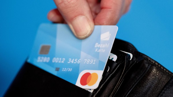 Bezahlkarte: Dinslakener Flüchtlingsrat kritisiert die Stadt