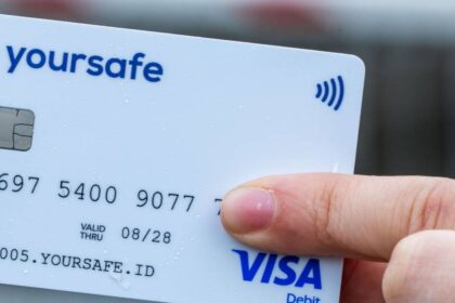 Diskussion um Bezahlkarte: Flüchtlingsrat in Dinslaken fordert Basiskonto für Geflüchtete