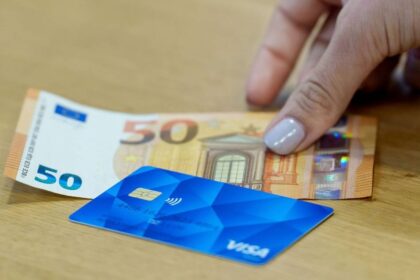 Diskussion um Bezahlkarte für Flüchtlinge: „Die Stadt sollte Menschen beim Zugang zu einem Basiskonto unterstützen“