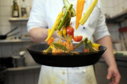 Dunkle Flecken am Fleisch, tote Insekten: Ekel-Zustände in Voerder Imbiss