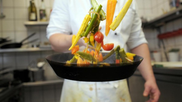 Dunkle Flecken am Fleisch, tote Insekten: Ekel-Zustände in Voerder Imbiss