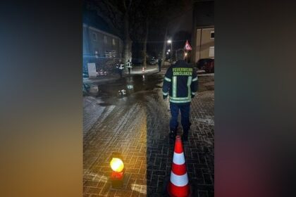 Einsatz für die Feuerwehr Dinslaken: Wasser sprudelte auf die Straße