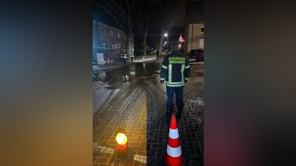 Einsatz für die Feuerwehr Dinslaken: Wasser sprudelte auf die Straße