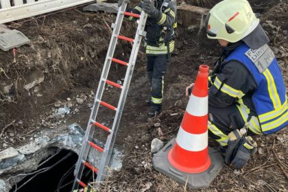 Einsatz in Dinslaken: Feuerwehr erkundet alten Bunker unter Atemschutz
