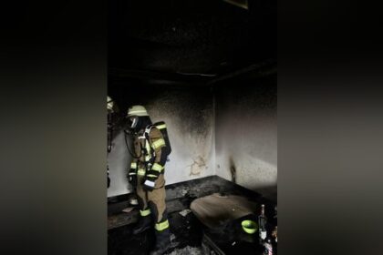 Feuerwehr löscht Brand in Voerder Mehrfamilienhaus: Wohnung unbewohnbar