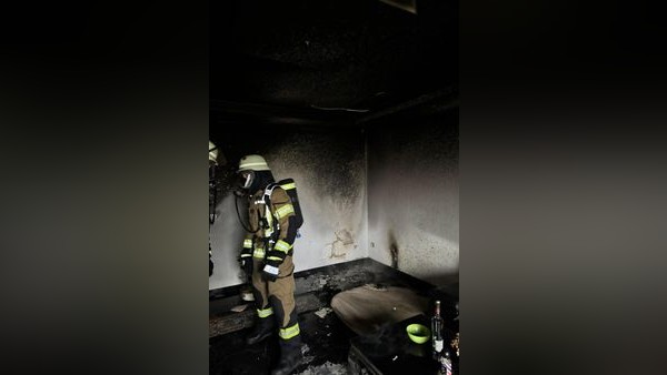 Feuerwehr löscht Brand in Voerder Mehrfamilienhaus: Wohnung unbewohnbar